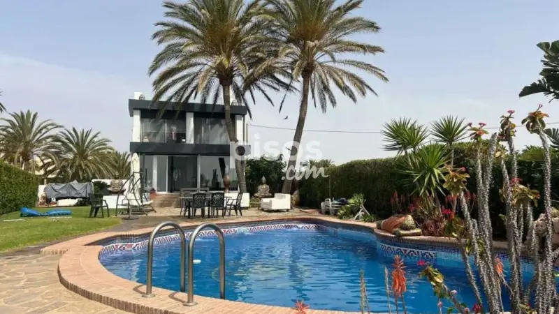 Chalet en Vera Playa: Lujo en Primera Línea de Mar