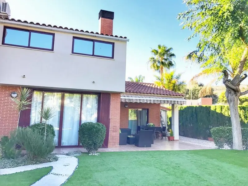 Bungalow con Piscina Cerca de la Playa en El Campello