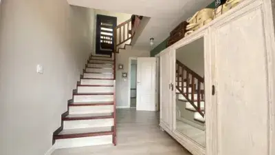 Chalet Adosado en Valdecilla con Piscina y Garaje
