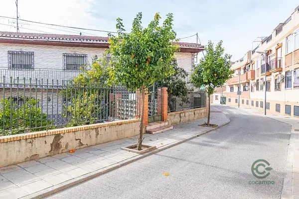 Casa familiar en Vegas del Genil con dos viviendas y gran solar