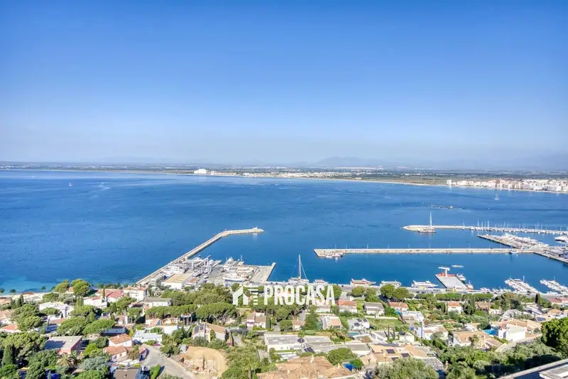 Apartamento en Roses con Vistas al Mar y Piscina