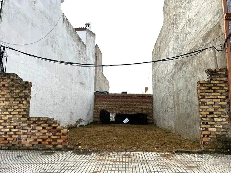 Solar en Venta en Guillena Sevilla 141m2