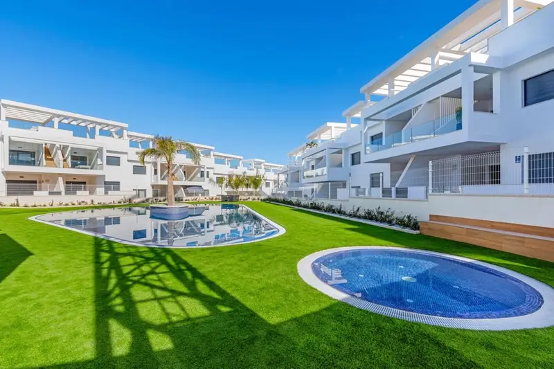 Bungalows de Lujo en Los Balcones Alicante con Vistas al Mar
