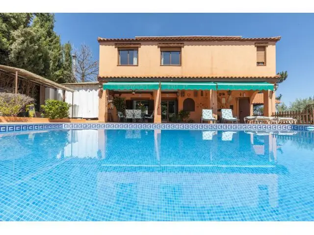 Casa en la Naturaleza cerca de Granada con Piscina y Parcela Grande
