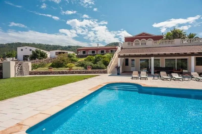 Finca Rustica con 15 Dormitorios y Establos en Menorca