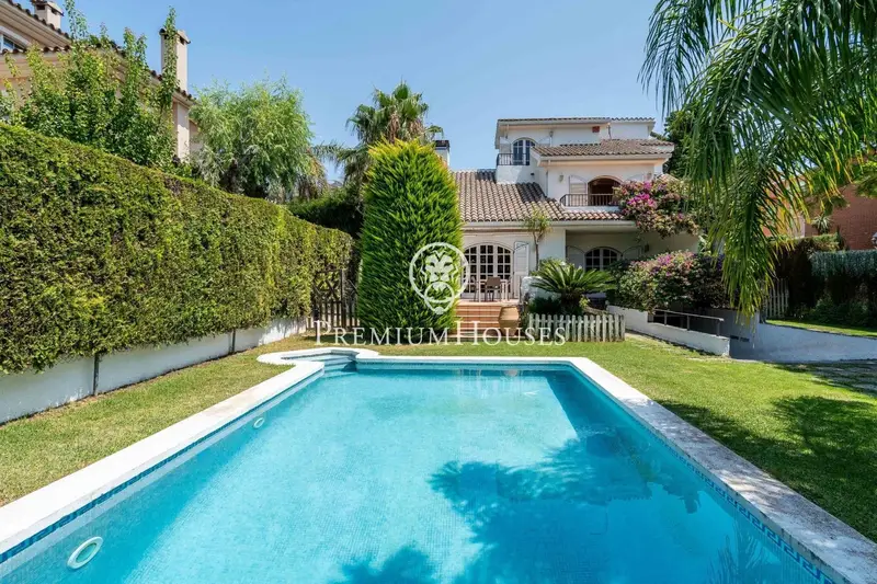 Chalet en Venta Vilafortuny Cambrils Piscina Jardin 4 Plantas