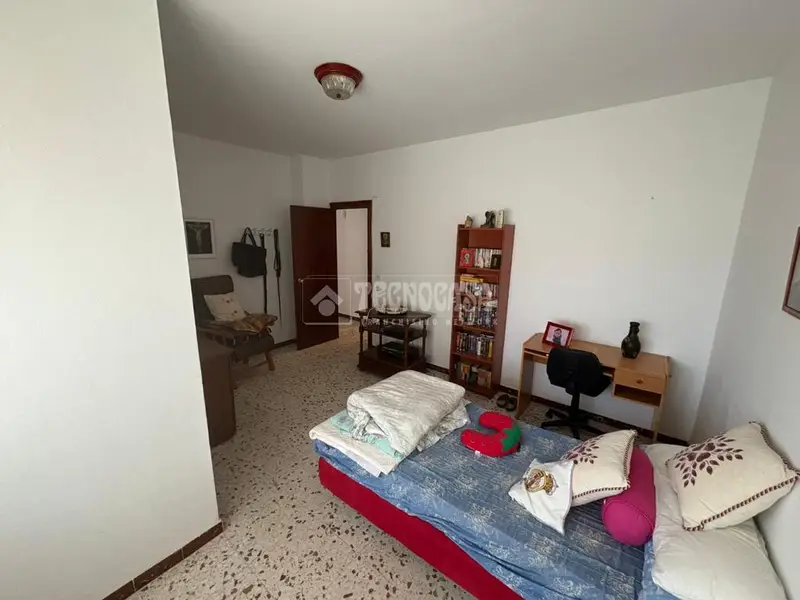 Casa Adosada en San Roque: 2 Dormitorios, Patio y Posible Garaje