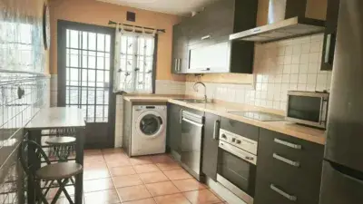 Chalet Adosado en Nueva Alcal	 a con Patio y Terraza