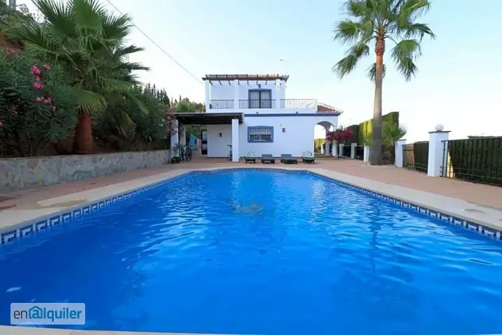 Chalet Independiente con Piscina y Barbacoa en Zona Tranquila