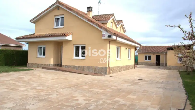 Chalet en Venta en Santas Martas con Merendero y Placas Solares