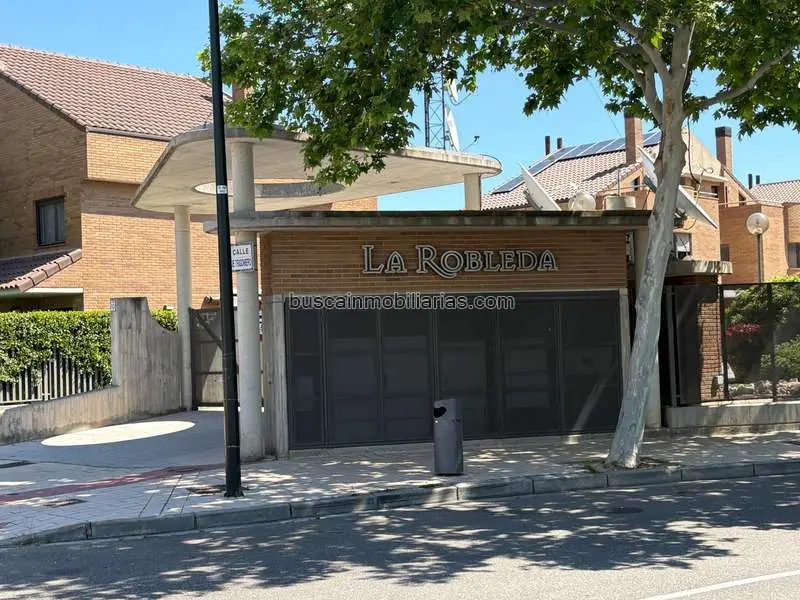 Casa en Venta en La Robleda Zaragoza Ideal para Familias