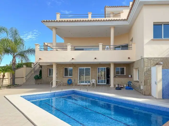 Villa de Lujo 4 Dormitorios en Cerros del Águila