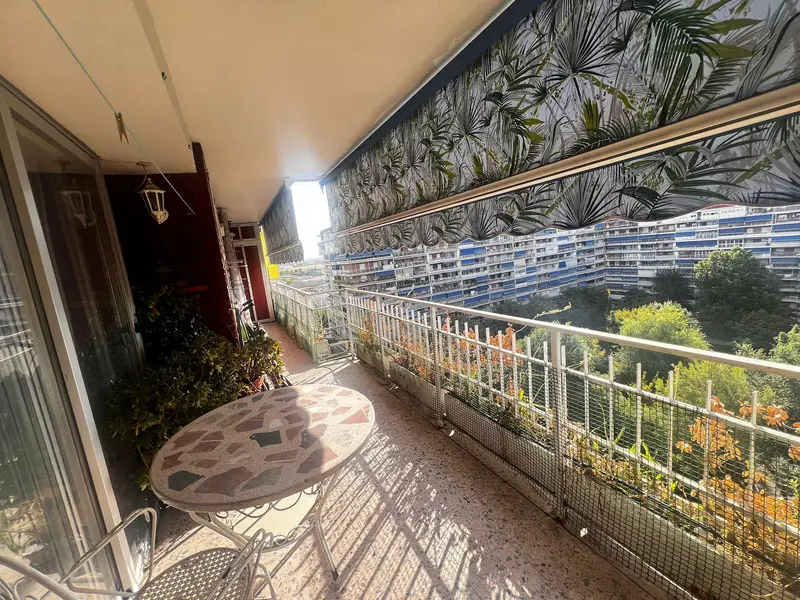 Piso en venta. Piso con cuatro habitaciones, gran salón comedor, amplia cocina, baño, aseo y terraza con vistas a parque Cataluña.