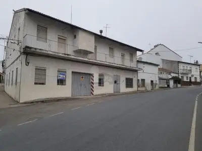 Casa en venta Oliva de Plasencia dos plantas 300m2 Cochera Terraza