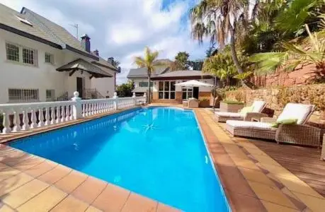 Villa de Lujo en Barcelona: 5 Dormitorios, 4 Baños, Jardín y Barbacoa