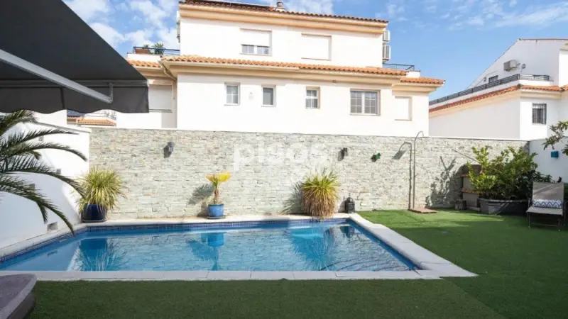 Casa adosada en Armilla con piscina y garaje grande