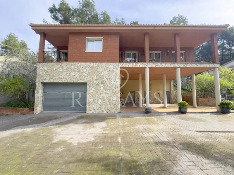 Chalet en venta en Vallirana, Barcelona