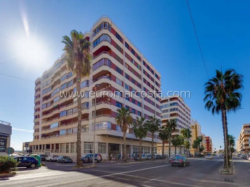 Apartamento en Torrevieja con Vistas al Mar y Piscina