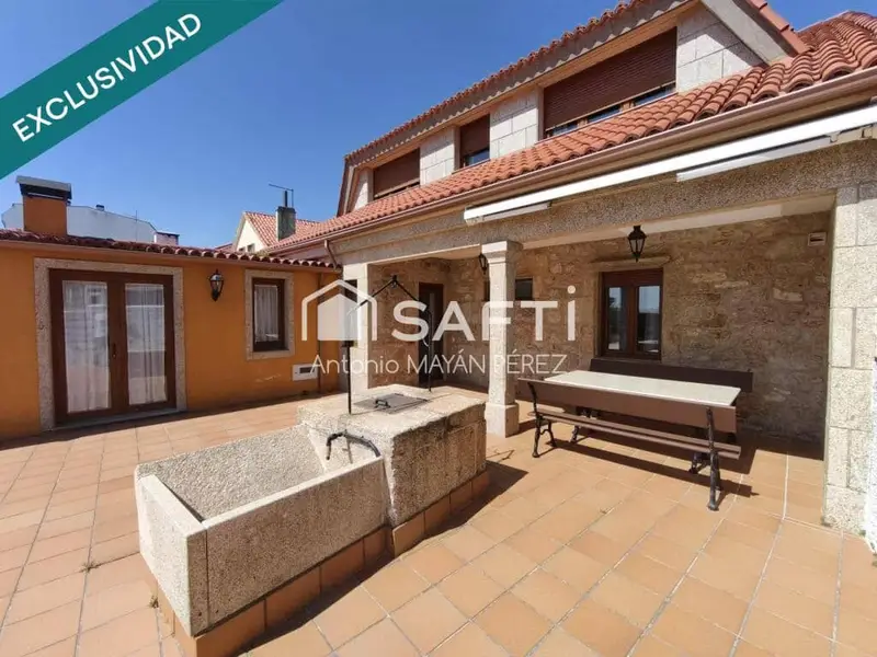 Chalet en venta en Ribeira con acceso a la playa
