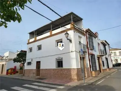 Casa en Bobadilla de Estación: Dos Dormitorios, Terraza y Excelente Ubicación