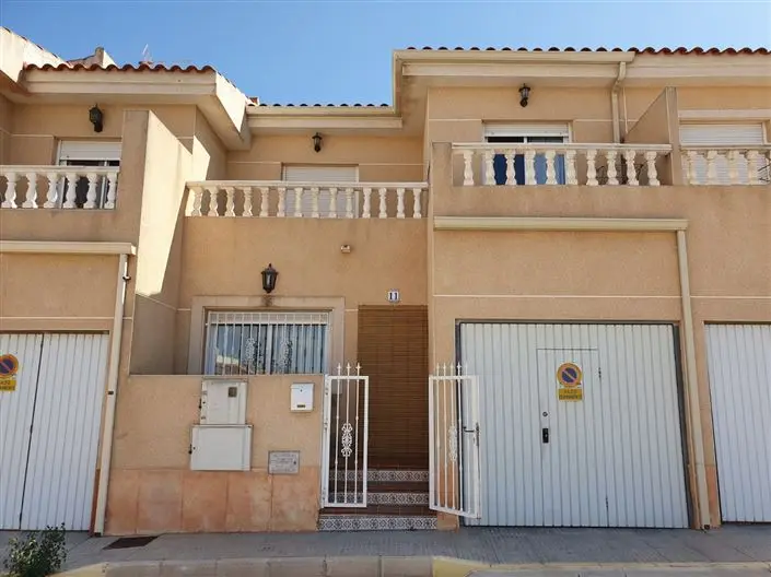 Casa adosada de 4 dormitorios en Pinoso