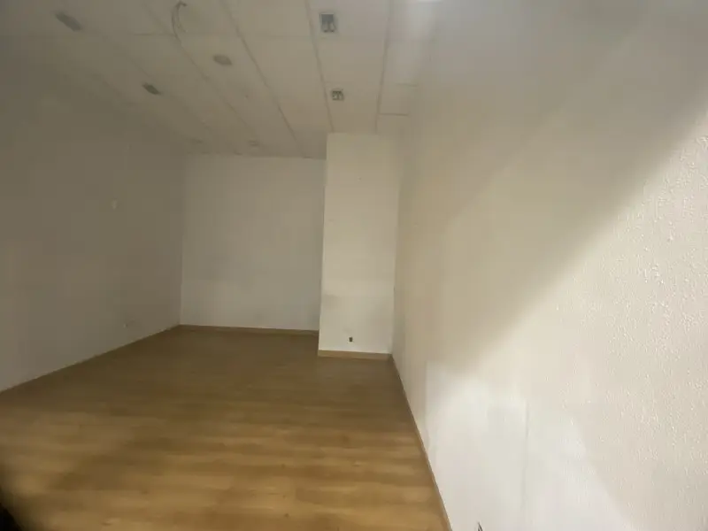 Venta Local Comercial Manresa Barcelona 25m2