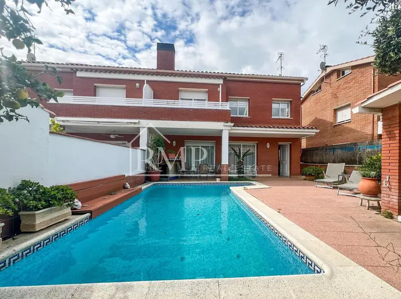 Chalet en venta en Sant Vicenç de Montalt con piscina y jardín