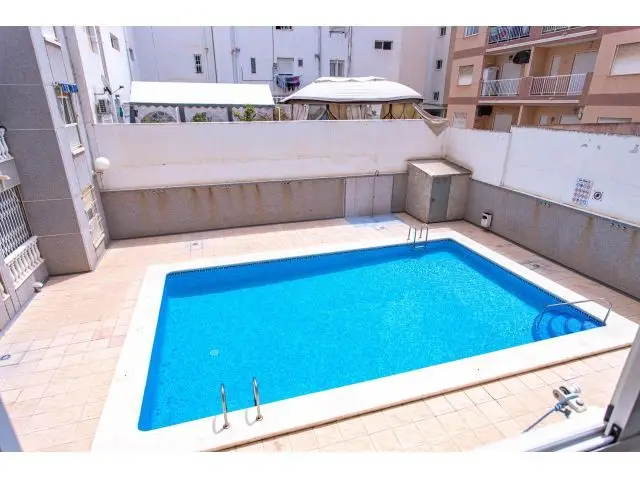 Estudio con Terraza y Piscina cerca de la Playa en Torrevieja