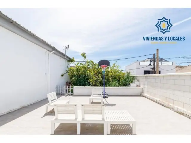 Casa en Planta Baja en Peligros 4 Dormitorios 2 Baños Gran Patio