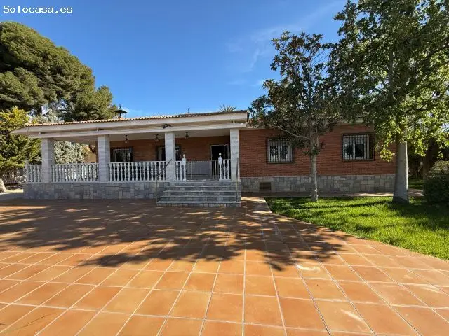 Chalet en Novelda con Piscina y Barbacoa - 4 Dormitorios