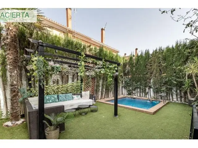 Chalet Pareado con Piscina Privada y Licencia Turistica Vegas del Genil