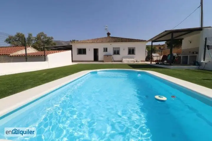 Chalet independiente en el campo moderno con piscina