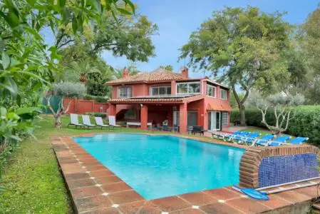 Villa en Elviria cerca de la playa con piscina y jardín