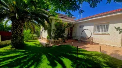 Casa en Venta Carranque 4 Dormitorios 2 Banos Sala Cine Jardin