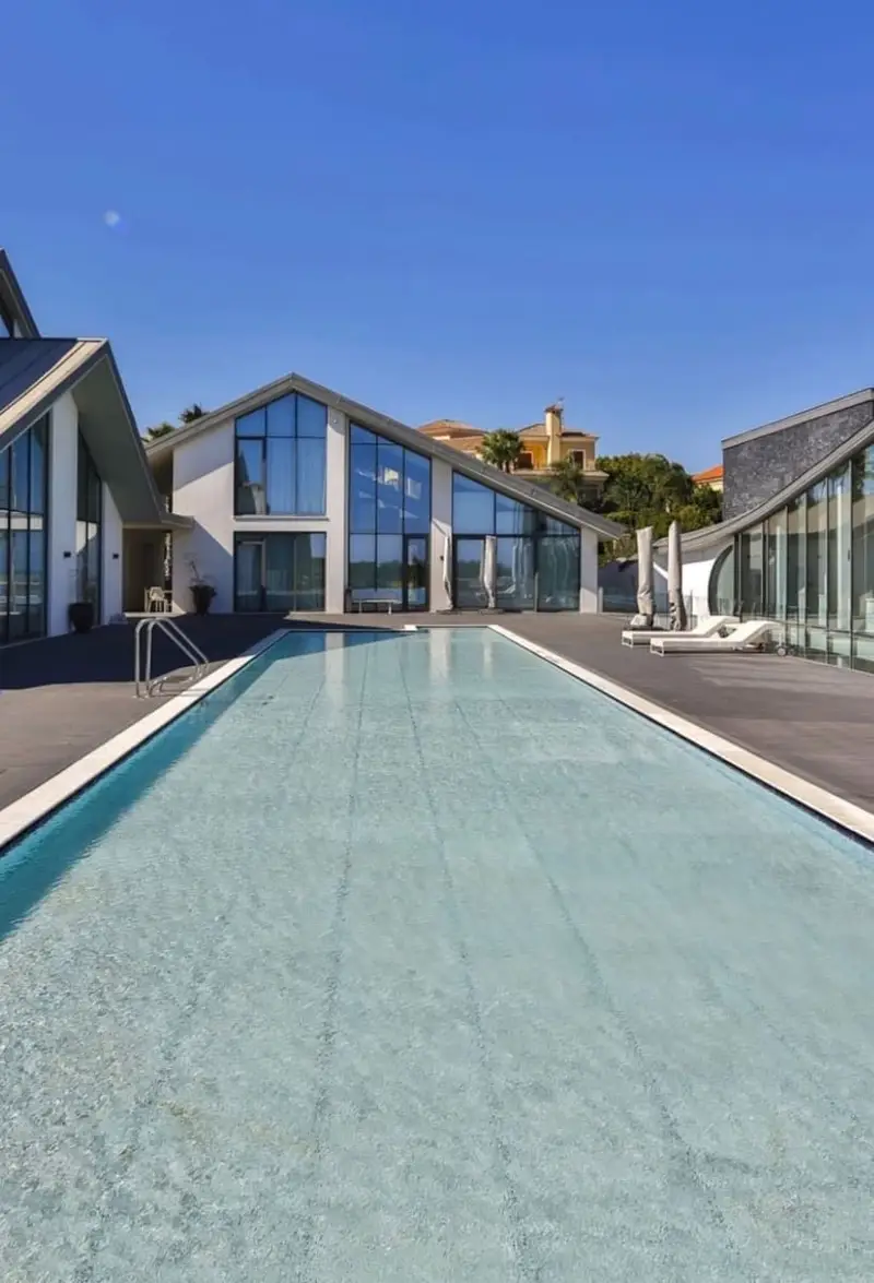 Chalet de Lujo en Sotogrande con 6 Villas y Exclusivas Instalaciones