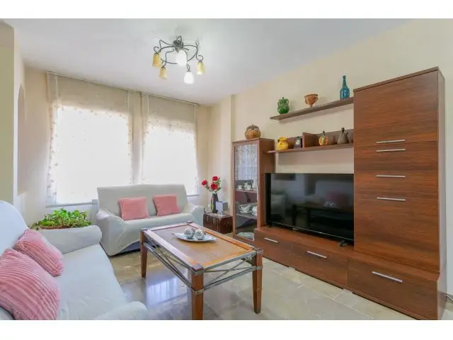 Magnífica Casa Adosada en Granada: 3 Habitaciones, Patio y Aparcamiento