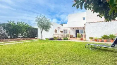 Casa familiar en Cala Blanca con jardín y placas solares