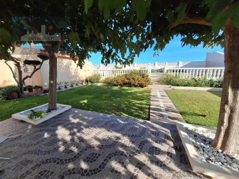 Chalet en venta en Burriana con piscina y vistas al mar
