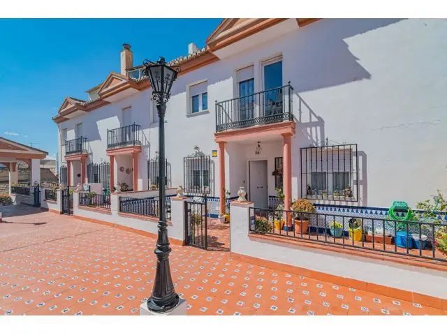 Casa Adosada en Las Gabias con Terraza y Vistas a Sierra Nevada
