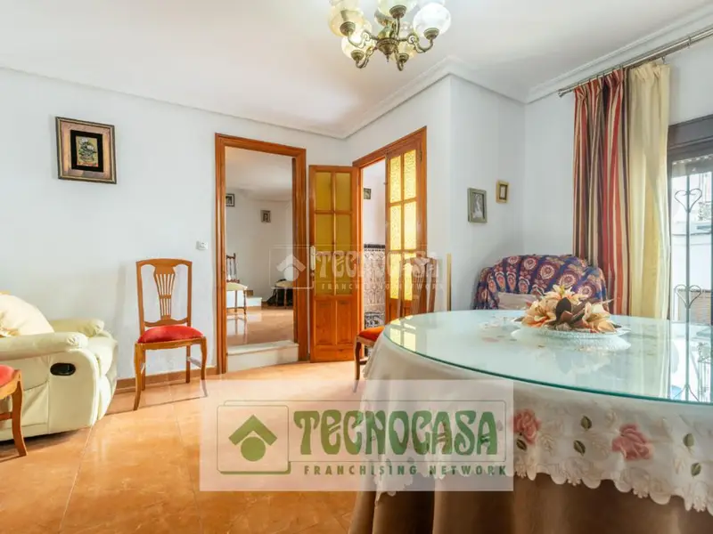 Casa en Venta en Montoro: 3 Dormitorios, 2 Baños, Terraza