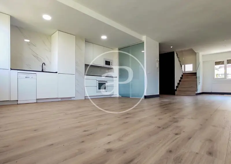 Dúplex de Lujo en Urbanización Cerrada con Piscina
