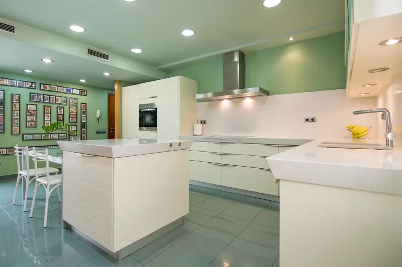 Venta Casa con Terraza y Local Comercial en Eixample Figueres