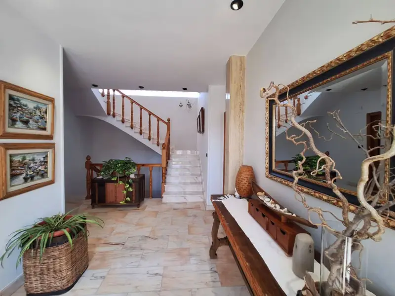 Chalet de Lujo en Oliva con Caballerizas y Piscina