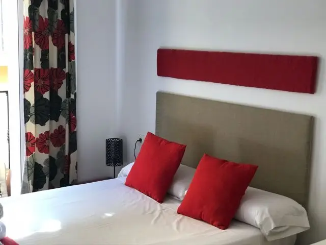 Habitación amueblada en Málaga con Wifi y Terraza
