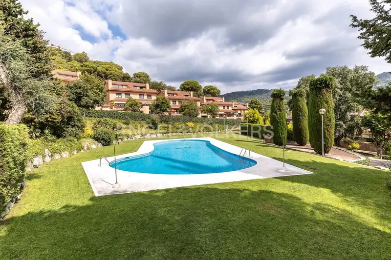 Casa Adosada en Cabrils con Piscina y Jardin