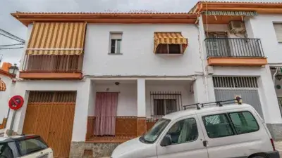 Casa Adosada en La Zubia con Patio y Terraza