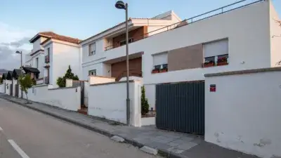 Chalet en Los Altos de La Zubia con Piscina y Jardin