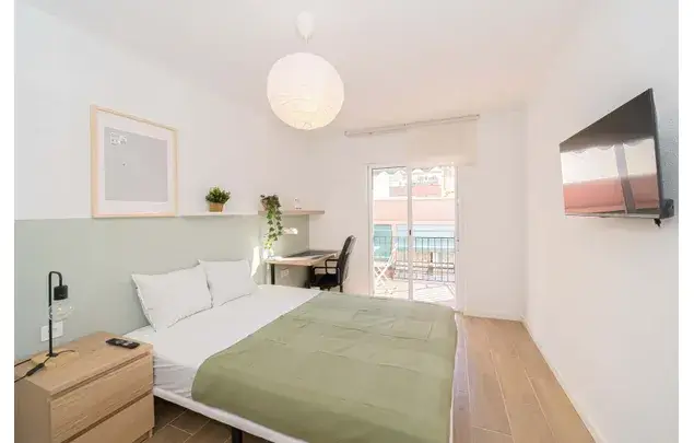 Rent a room of 83 m² in Alicante