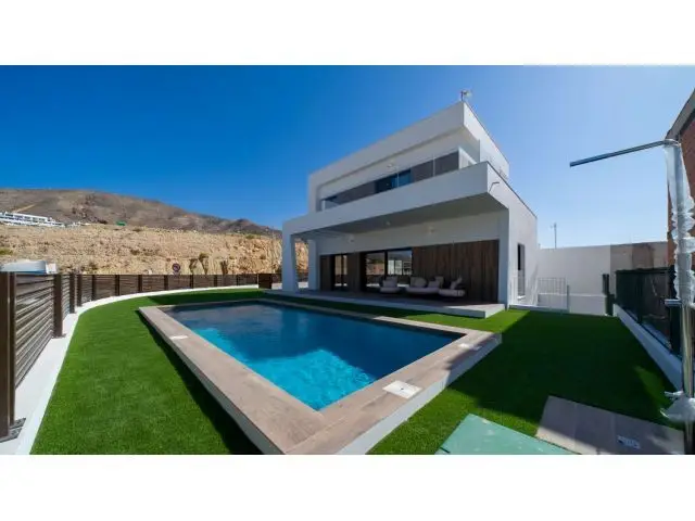 Villas de Lujo en Sierra Cortina: Espacios Amplios y Personalizables