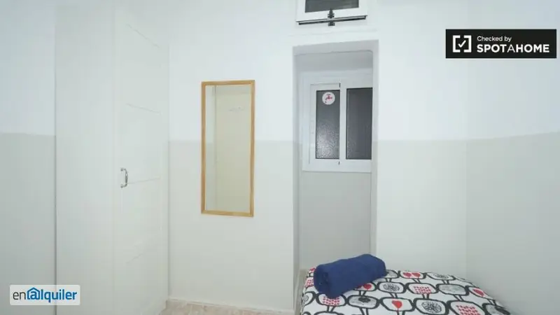 Se alquila habitación pequeña en apartamento de 3 dormitorios en el Born